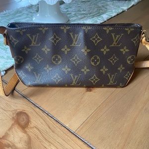 Authentic Louis Vuitton Trotteur Crossbody AR0012